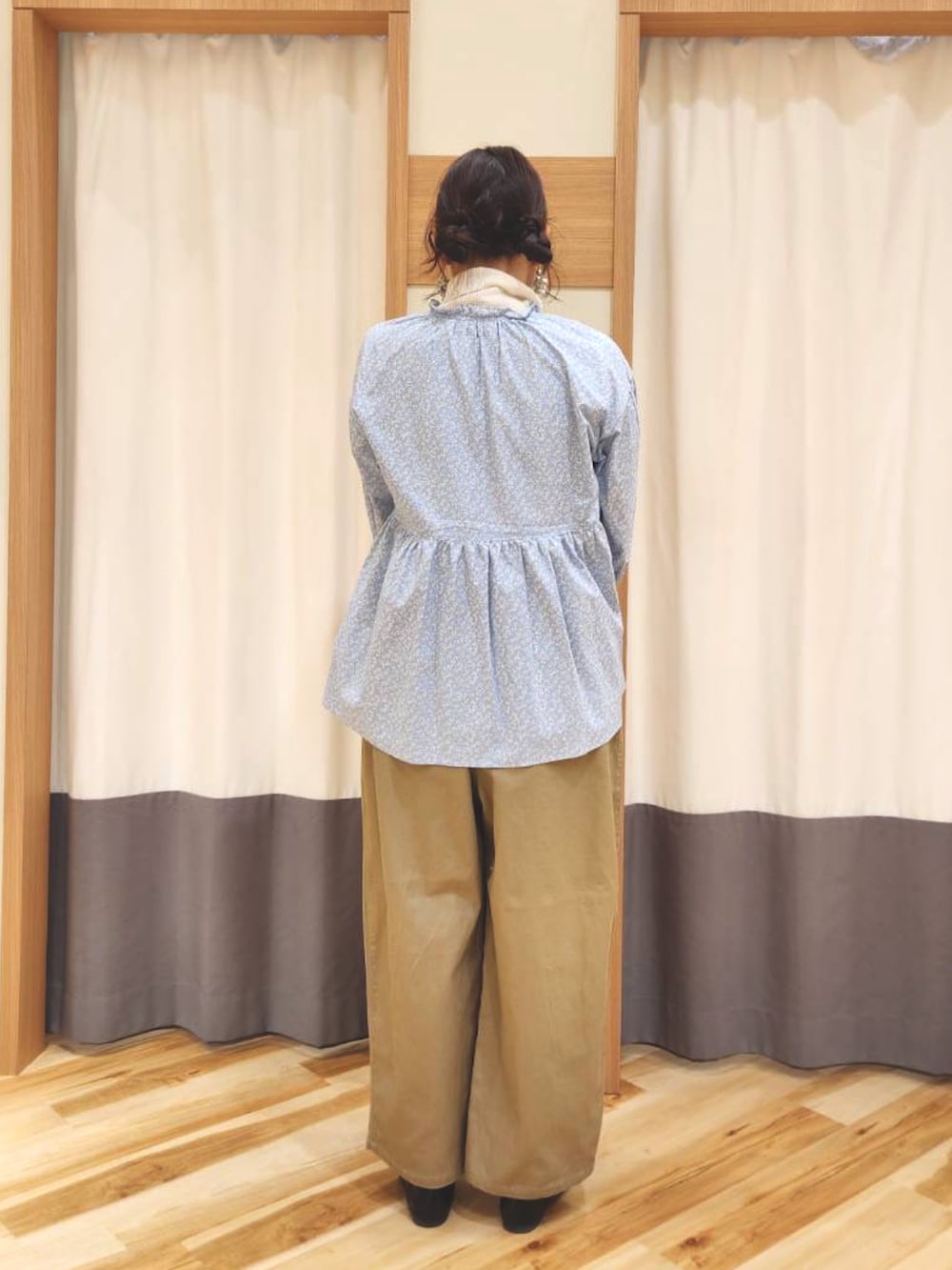 ベージュ系のその他パンツ、ブルー系のハンドバッグ、ブルー系のシャツ/ブラウスを着用したレディースの冬コーディネートの2枚目の写真