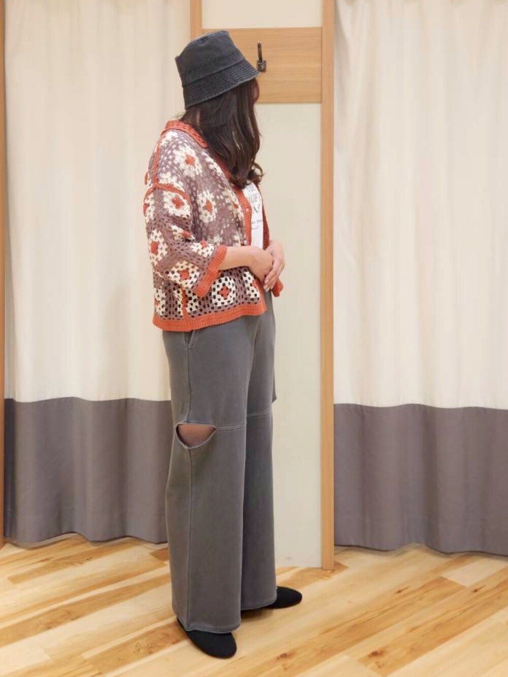「カジュアル、スリットパンツ、古着MIX、おでかけコーデ、春コーデ、春夏コーデ、パンツスタイル、韓国ファッション、サマンサ モスモス(Samansa Mos2)、高身長女子」｜「Samansa Mos2のニットスカラップバレエシューズ（バレエシューズ、ブラック系）」を使った、manaさん（レディース・167cm）の春コーディネートの2枚目の写真