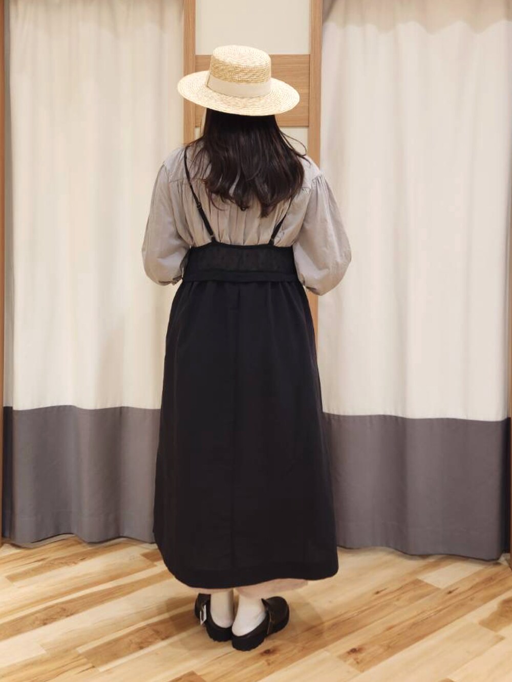 ブラウン系のドレスシューズ、ピンク系のその他パンツ、ホワイト系のハットを着用したレディースの春コーディネートの3枚目の写真