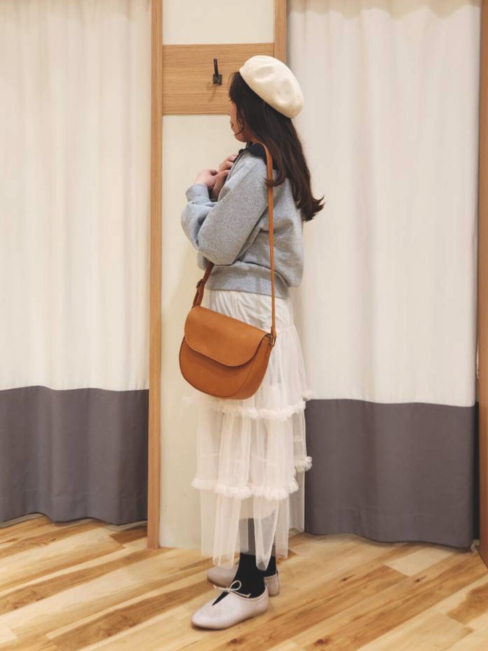 「今日のコーデ、高身長女子、ママコーデ、スウェット、サマンサ モスモス(Samansa Mos2)、ガーリー、レトロ、春服コーデ、春コーデ」｜「Samansa Mos2のワンホールフラットシューズ（その他シューズ、ホワイト系）」を使った、manaさん（レディース・167cm）の冬コーディネートの2枚目の写真