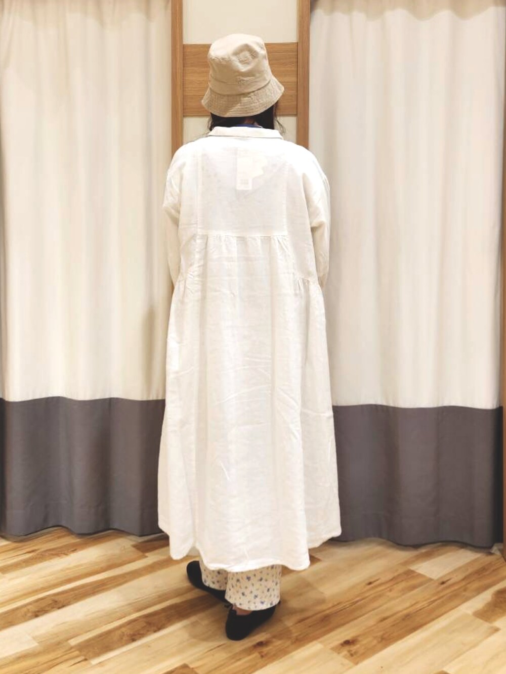 ホワイト系のワンピース、ベージュ系のその他パンツ、ブラック系のハンドバッグを着用したレディースの春コーディネートの2枚目の写真