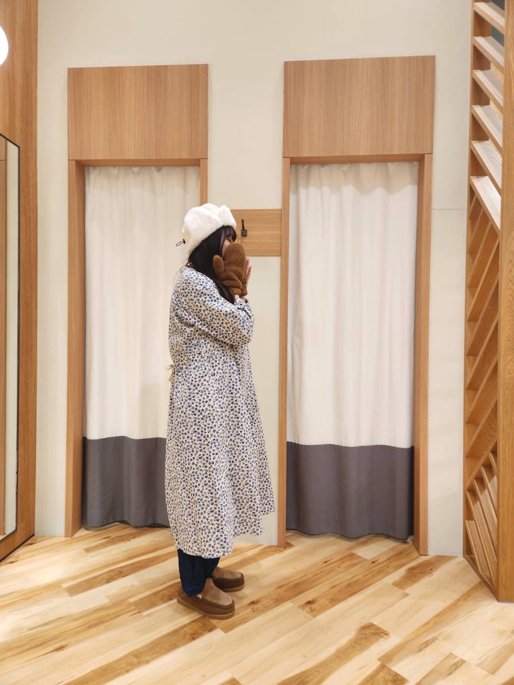 ベージュ系のワンピース、ブルー系のその他パンツ、イエロー系のその他シューズを着用したレディースの冬コーディネートの2枚目の写真