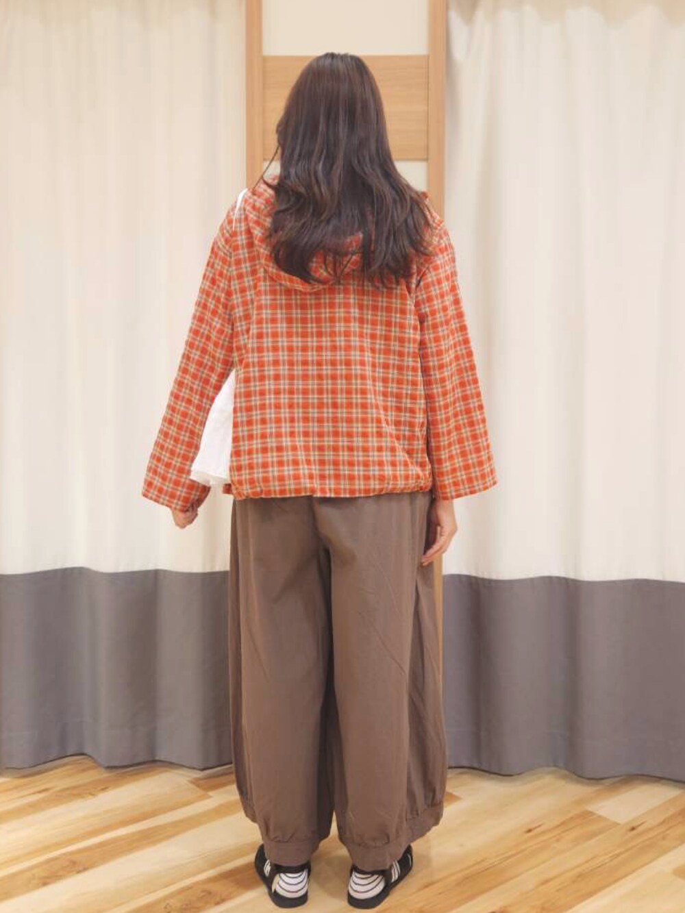 ブラック系のサンダル、ブラウン系のその他パンツ、ホワイト系のハンドバッグを着用したレディースの春コーディネートの2枚目の写真