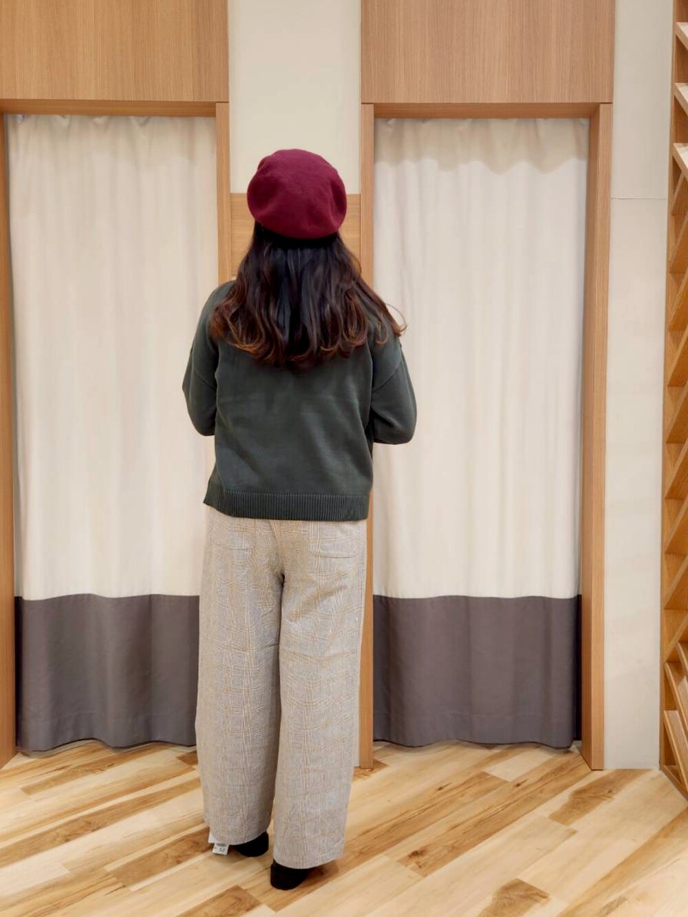 ブラック系のドレスシューズ、グリーン系のニット/セーター、ホワイト系の手袋を着用したレディースの秋コーディネートの2枚目の写真