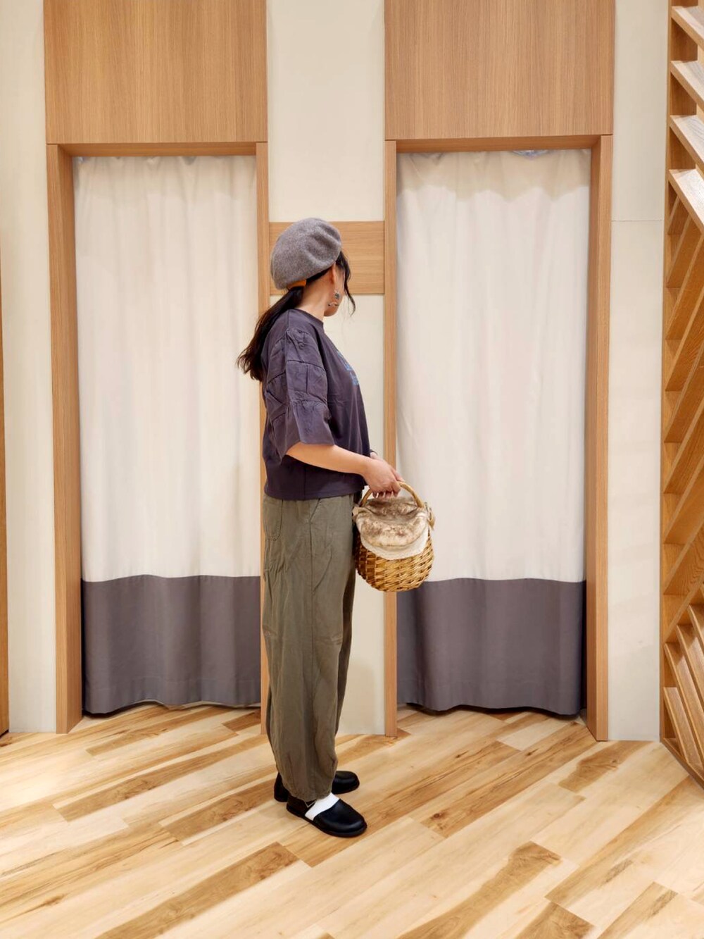 グリーン系のその他パンツ、ベージュ系のバッグ、グレー系のTシャツ/カットソーを着用したレディースの秋コーディネートの2枚目の写真