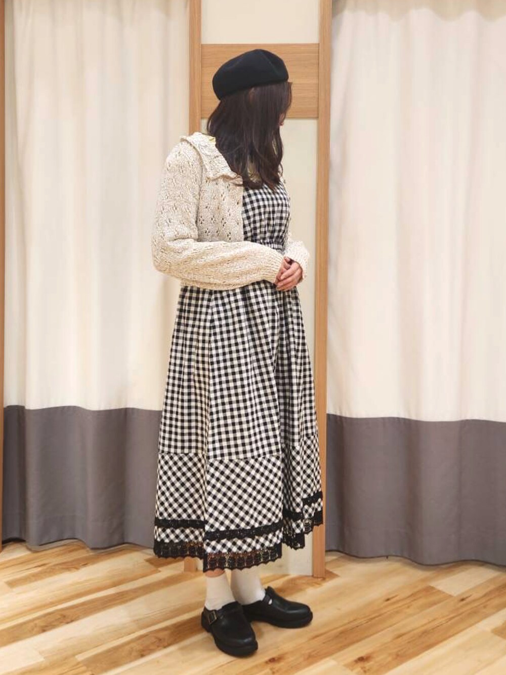 「春コーデ、オズの魔法使い、ディズニーコーデ、ギンガムチェック、ワンピース、高身長女子、ママコーデ、おでかけコーデ、大人可愛い、春服、春、今日のコーデ、春カラー、サマンサ モスモス(Samansa Mos2)」｜「Samansa Mos2のベルトサボサンダル（ドレスシューズ、ブラック系）」を使った、manaさん（レディース・167cm）の春コーディネートの2枚目の写真