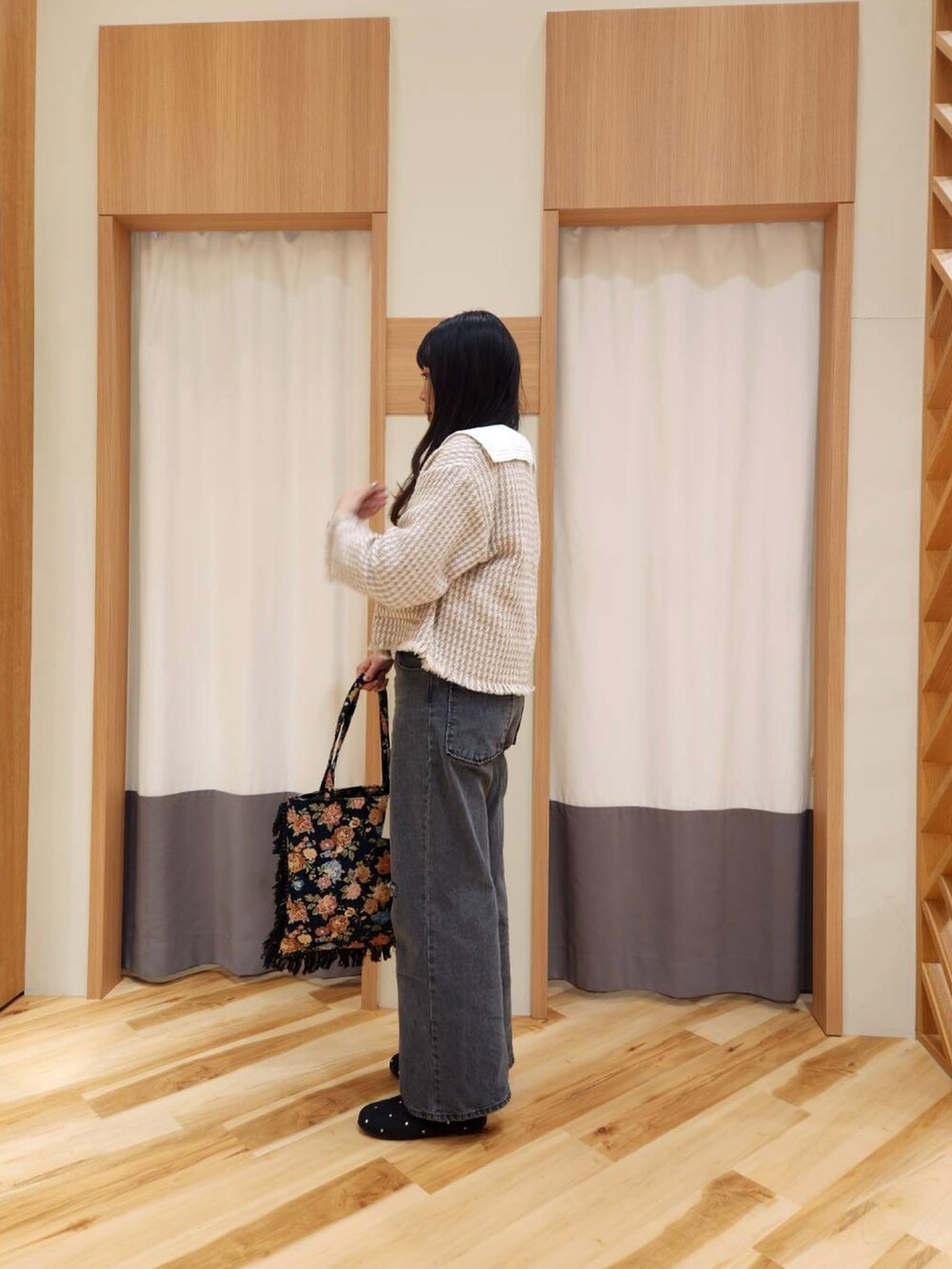 ブラック系のその他パンツ、グレー系のドレスシューズ、ブルー系のハンドバッグを着用したレディースの秋コーディネートの2枚目の写真