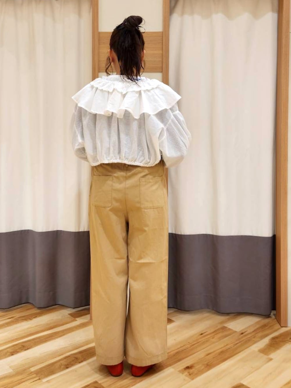 「春コーデ、オトナカジュアル、おでかけコーデ、春めき満開コーデ、春カラー、シンプルスタイル、お花見コーデ、おしゃれさんと繋がりたい、サマンサ モスモス(Samansa Mos2)、160cm台コーデ、春」｜「Samansa Mos2の羽織レースフリルブラウス（シャツ/ブラウス、ホワイト系）」を使った、manaさん（レディース・167cm）の春コーディネートの2枚目の写真