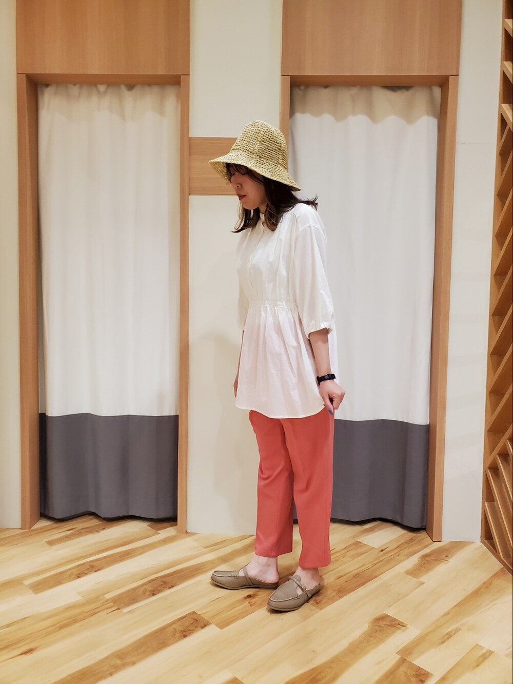 「オトナ女子、大人カジュアル、春、高身長女子、オフィスカジュアル、プチプラ、キレイめコーデ」｜「Samansa Mos2 blueのローファースリッポン（ドレスシューズ、ベージュ系）」を使った、manaさん（レディース・167cm）の春コーディネートの2枚目の写真