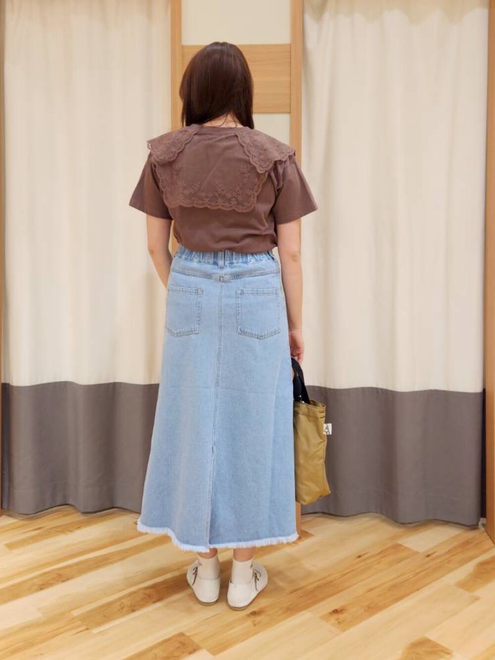 「最近のいい感じコーデ、ラクチンコーデ、大人かわいい、カジュアル、カジュアルコーデ、夏コーデ、着回しコーデ」｜「Samansa Mos2の【Drifter】SHOULDER TOTE（ハンドバッグ、ベージュ系）」を使った、manaさん（レディース・167cm）の春コーディネートの2枚目の写真