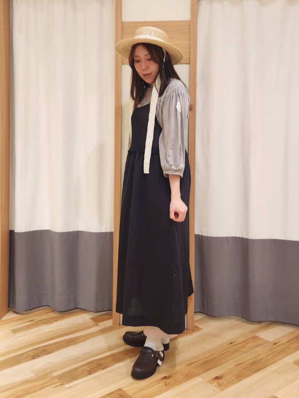 ブラウン系のドレスシューズ、ピンク系のその他パンツ、ホワイト系のハットを着用したレディースの春コーディネートの2枚目の写真