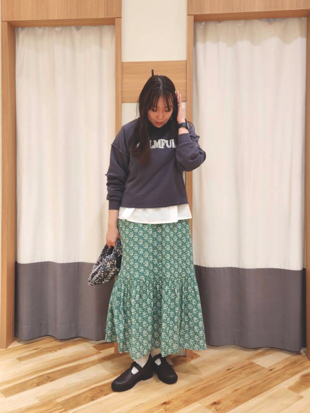 グレー系のTシャツ/カットソー、ホワイト系のシャツ/ブラウス、ブラック系のハンドバッグを着用したレディースの冬コーディネートの2枚目の写真