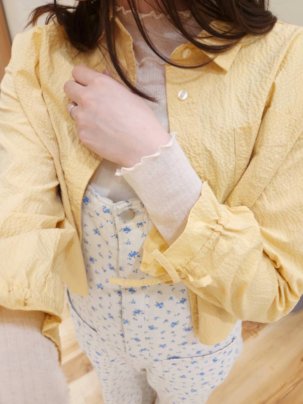 ベージュ系のその他パンツ、ベージュ系のドレスシューズ、イエロー系のシャツ/ブラウスを着用したレディースの春コーディネートの2枚目の写真