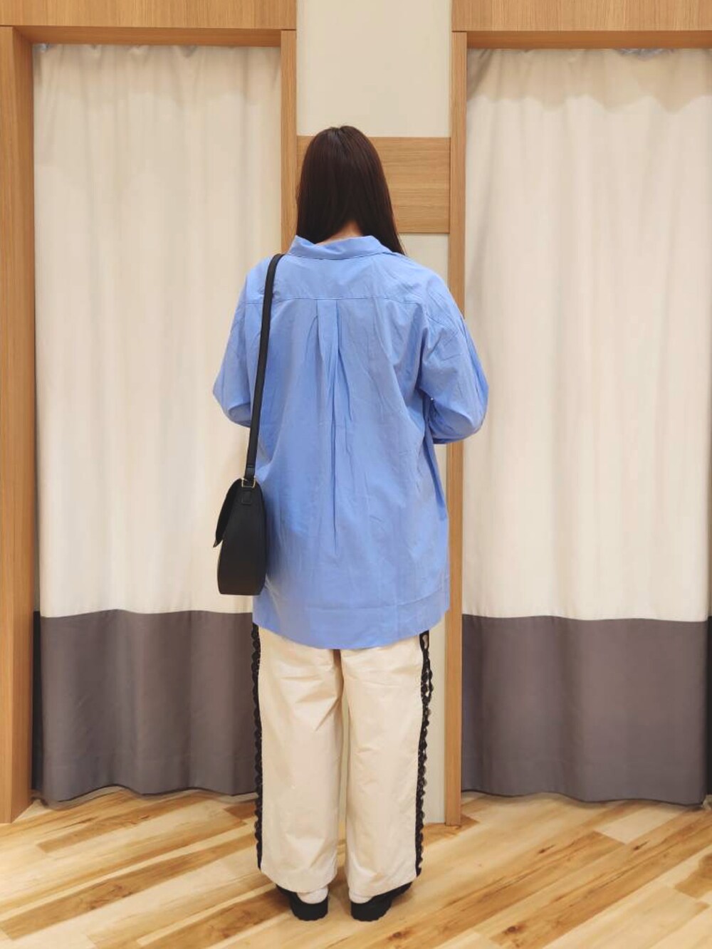 ブラック系のドレスシューズを着用したレディースの春コーディネートの2枚目の写真