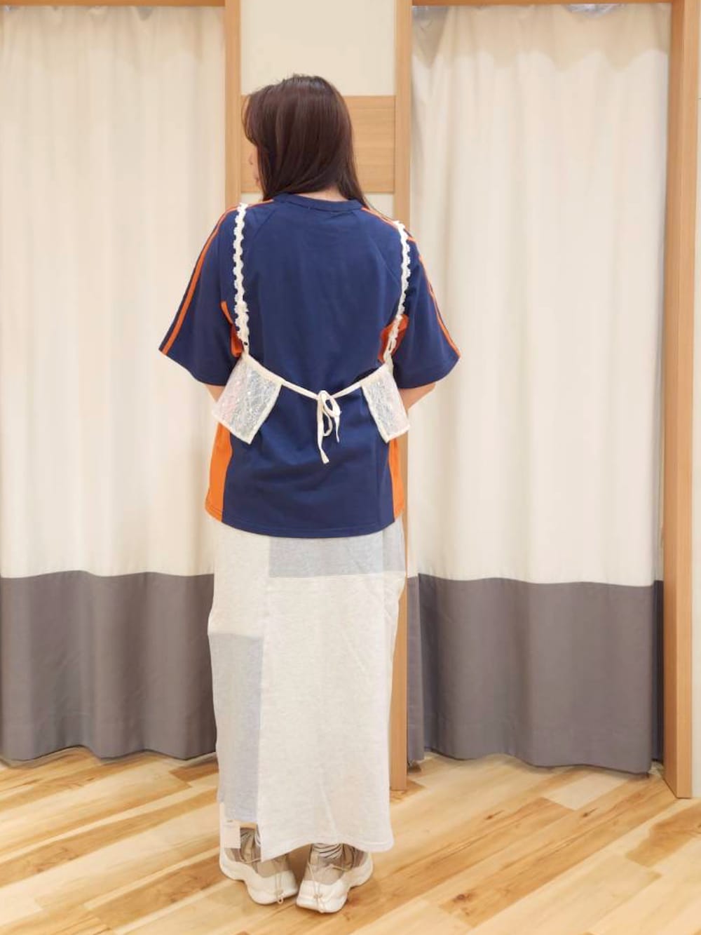 ブラック系のスニーカー、ブルー系のTシャツ/カットソー、ベージュ系のシャツ/ブラウスを着用したレディースの春コーディネートの2枚目の写真