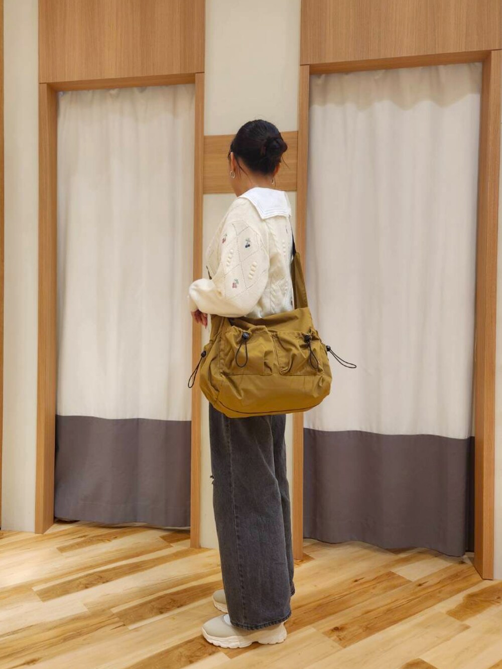 ブラック系のその他パンツ、グレー系のシャツ/ブラウス、ベージュ系のドレスシューズを着用したレディースの秋コーディネートの2枚目の写真