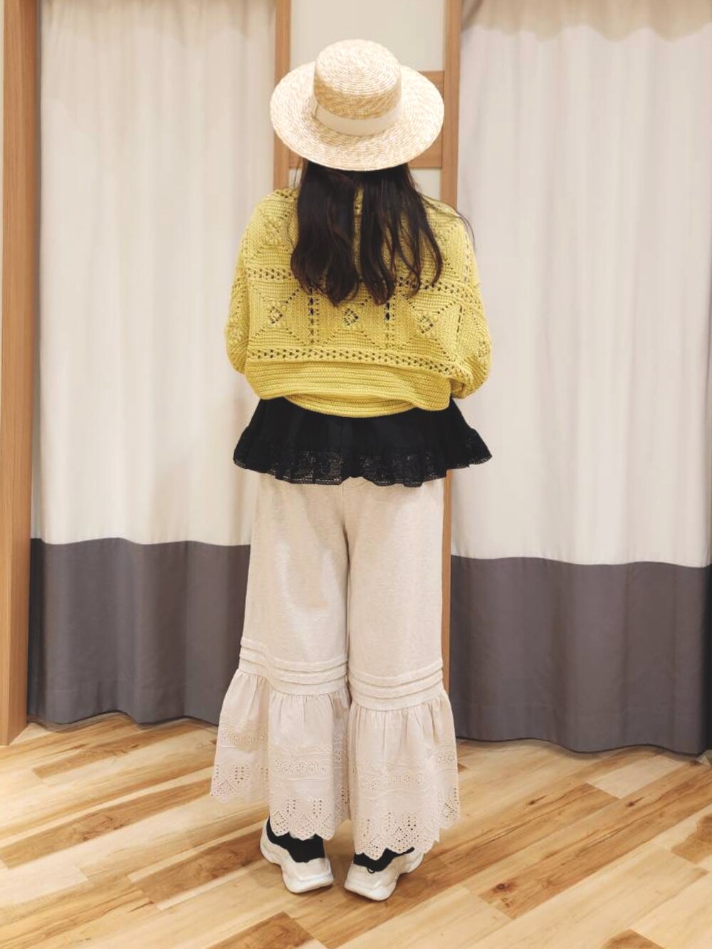 「今日のコーデ、春服コーデ、スニーカーコーデ、大人かわいい、サマンサ モスモス(Samansa Mos2)、ママコーデ、春色、SM2、イエベ春、フリル」｜「Samansa Mos2のベルクロスニーカー（スニーカー、ブラック系）」を使った、manaさん（レディース・167cm）の春コーディネートの2枚目の写真