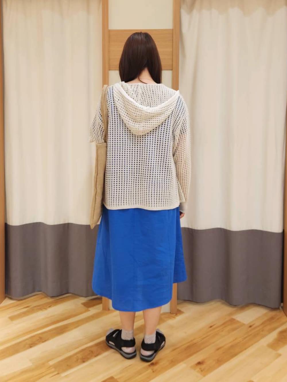 「夏コーデ、楽チンコーデ、ゆったり、骨格ストレート、ママコーデ、高身長女子、透かし編みニット、トレンド、ブルー」｜「Samansa Mos2の【S/Mサイズ】◎綿麻ワンピース（ワンピース、ブルー系）」を使った、manaさん（レディース・167cm）の春コーディネートの2枚目の写真