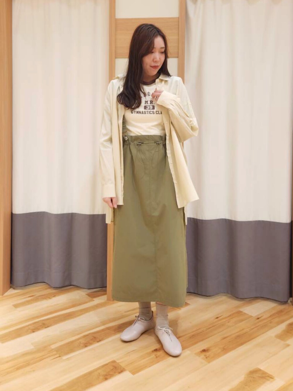 「春めき満開コーデ、サスペンダー、春色、春服コーデ、オトナカワイイ、お花見コーデ、ootd、カジュアルスタイル、ラクチンコーデ、ゆるコーデ、ママコーデ」｜「Samansa Mos2のリボンフラットシューズ（ドレスシューズ、ベージュ系）」を使った、manaさん（レディース・167cm）の春コーディネートの2枚目の写真