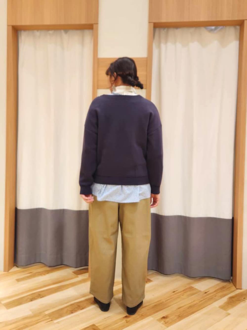 グリーン系のハンドバッグ、グレー系のニット/セーター、ベージュ系のその他パンツを着用したレディースの冬コーディネートの2枚目の写真