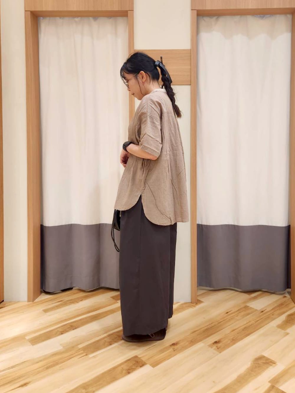 グレー系のその他パンツ、ブラック系のハンドバッグ、ブラウン系のシャツ/ブラウスを着用したレディースの秋コーディネートの2枚目の写真