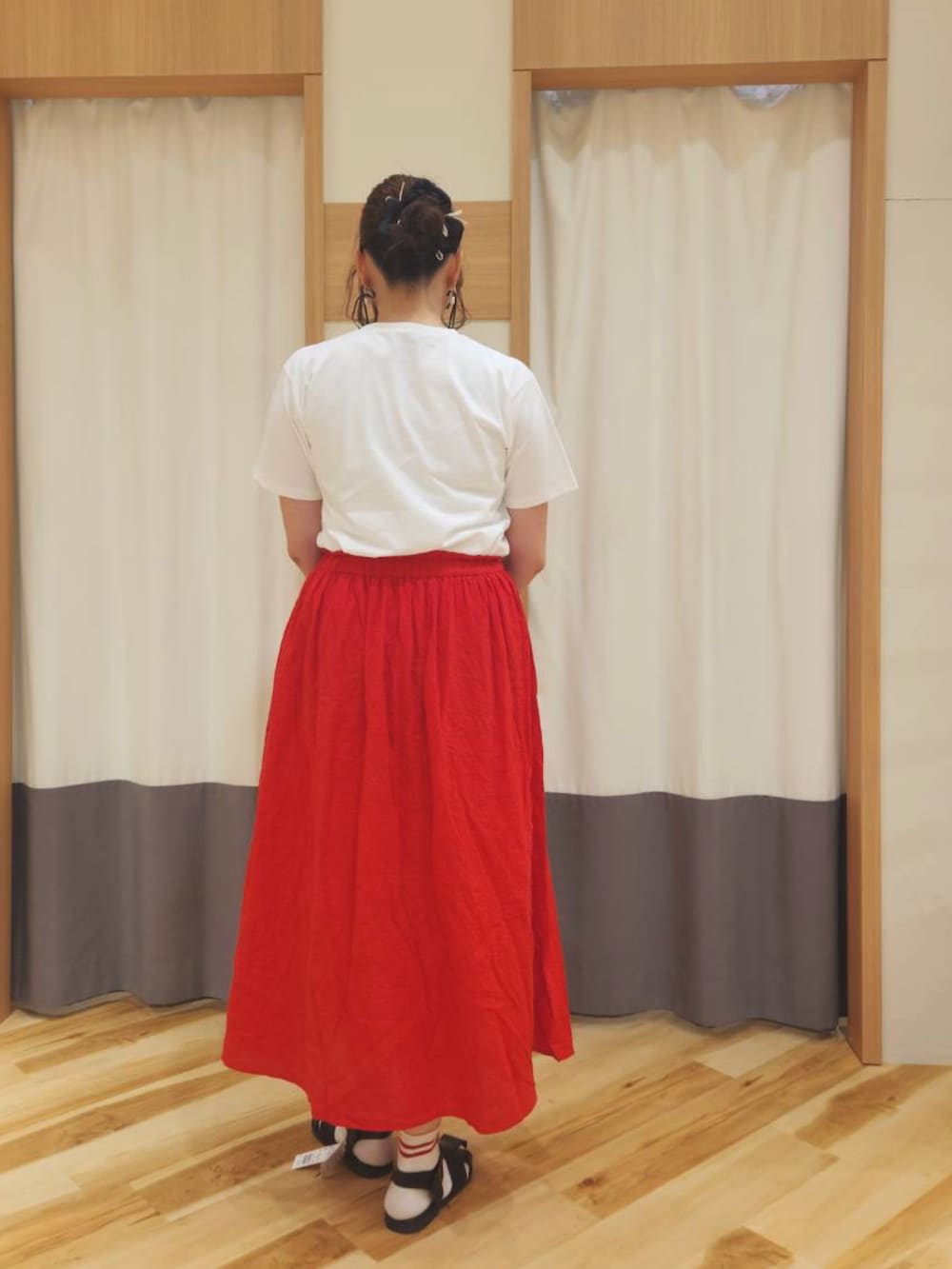 「最近のいい感じコーデ、古着MIX、差し色コーデ、れっど、赤、フレアスカート、スカート、カジュアルスタイル、今日のコーデ、オトナカジュアル、おでかけコーデ、ootd、夏コーデ」｜「Samansa Mos2の◎アニマル刺繍Tシャツ（Tシャツ/カットソー、ホワイト系）」を使った、manaさん（レディース・167cm）の春コーディネートの2枚目の写真