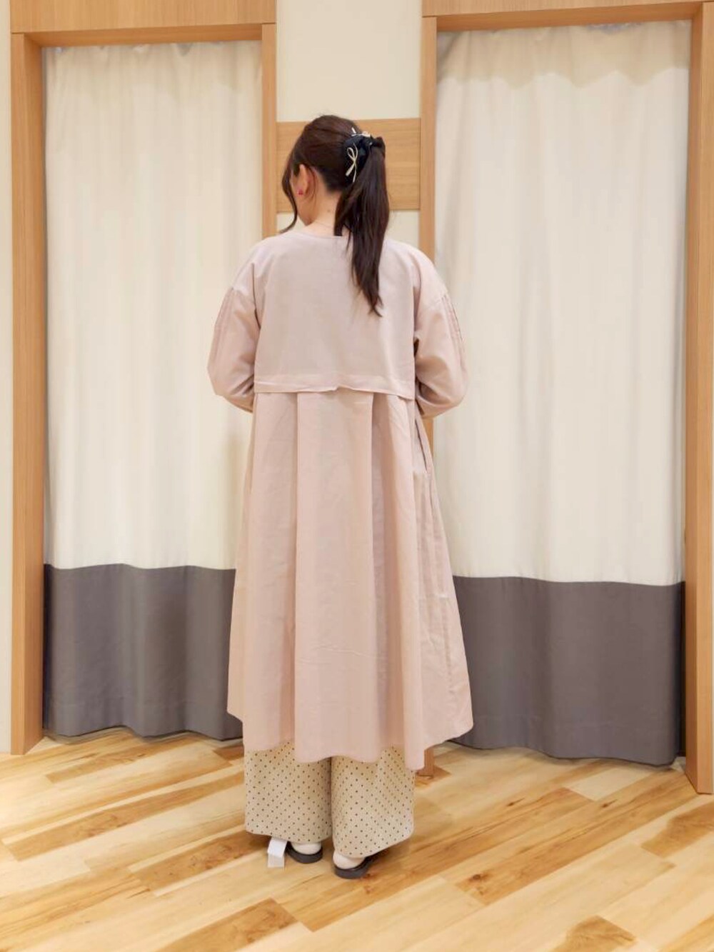 ピンク系のワンピース、ホワイト系のその他パンツを着用したレディースの春コーディネートの2枚目の写真