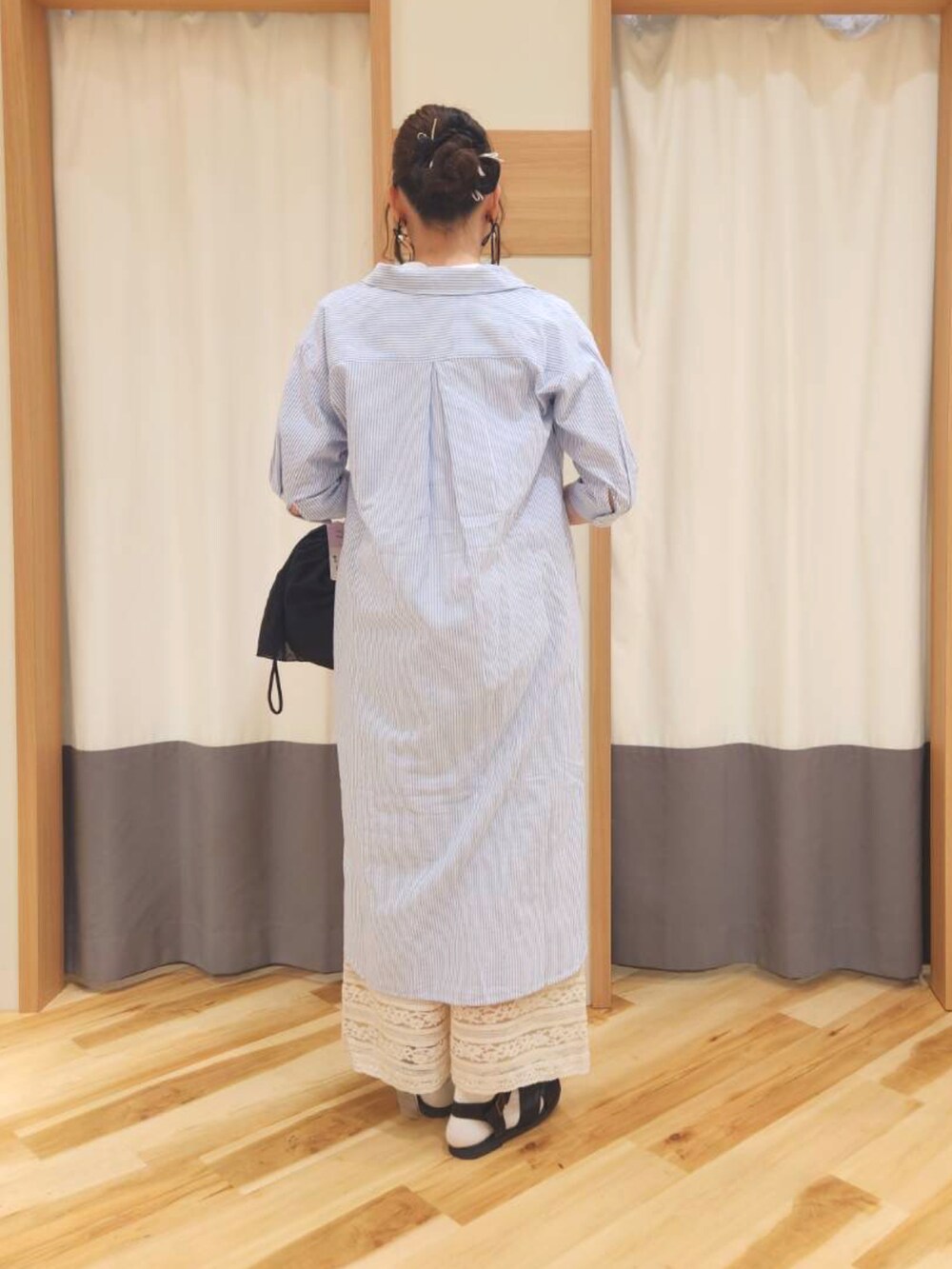 「シャツワンピ、レイヤードスタイル、シンプルコーデ、ストライプシャツ、ラフコーデ、夏コーデ、ママコーデ、高身長女子、大人かわいい、夏」｜「Samansa Mos2の【miyuki matsuo×Samansa Mos2】刺繍バッグ（ハンドバッグ、ブラック系）」を使った、manaさん（レディース・167cm）の春コーディネートの2枚目の写真