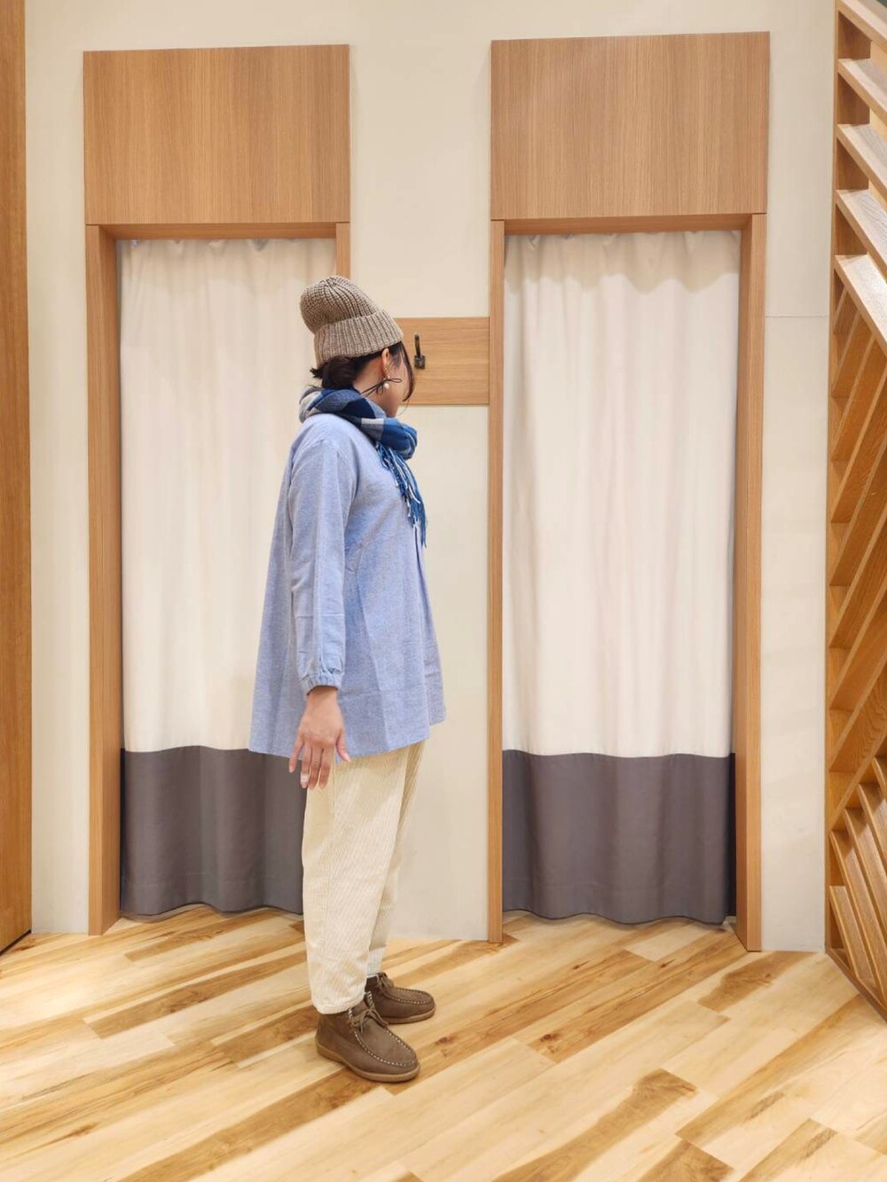 ベージュ系のブーツ、ホワイト系のその他パンツ、ブルー系のチュニックを着用したレディースの秋コーディネートの2枚目の写真