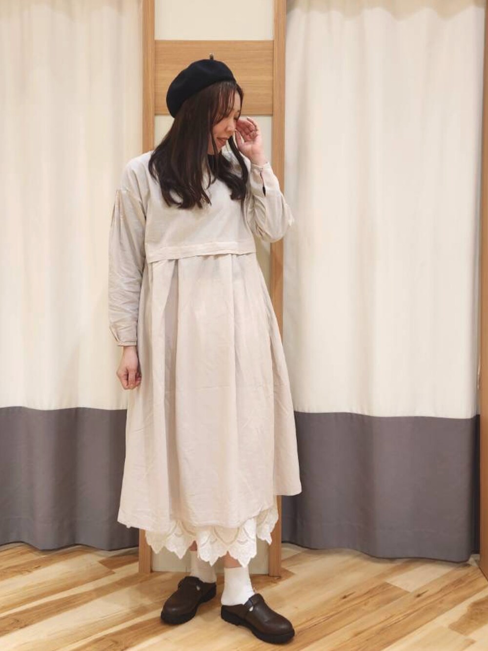 「春めき満開コーデ、春コーデ、おでかけコーデ、春服コーデ、サマンサ モスモス(Samansa Mos2)、着回しコーデ、カーディガン、ママコーデ、大人ガーリー、春、おしゃれさんと繋がりたい、ワンピース」｜「Samansa Mos2の【消臭効果】リネン混ベレー帽（ハット、ブラック系）」を使った、manaさん（レディース・167cm）の春コーディネートの4枚目の写真