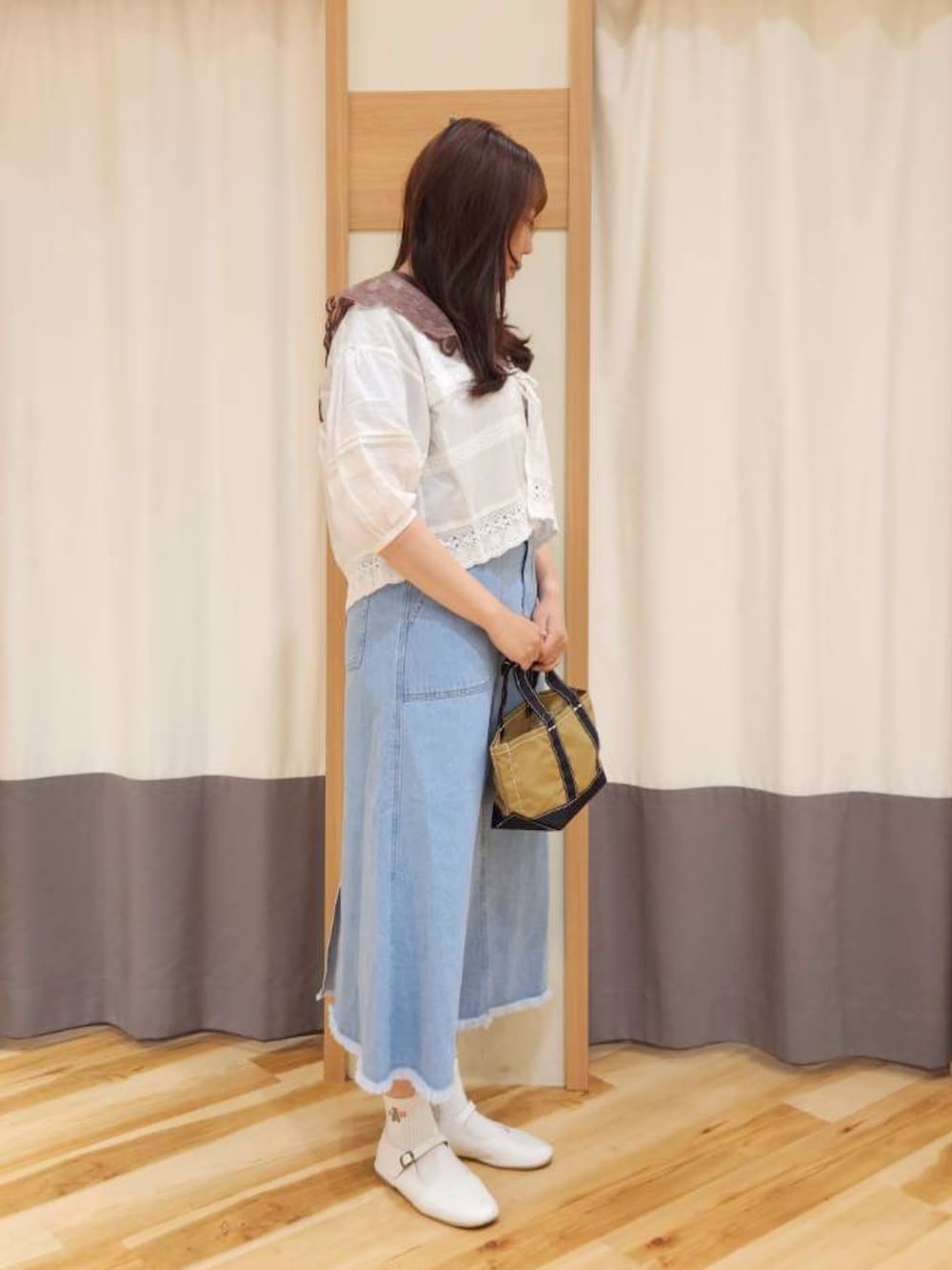 「ラクチンコーデ、大人かわいい、オトナカジュアル、ootd」｜「Samansa Mos2の【Drifter】BUCKEYE MINI TOTE（ハンドバッグ、ベージュ系）」を使った、manaさん（レディース・167cm）の春コーディネートの2枚目の写真