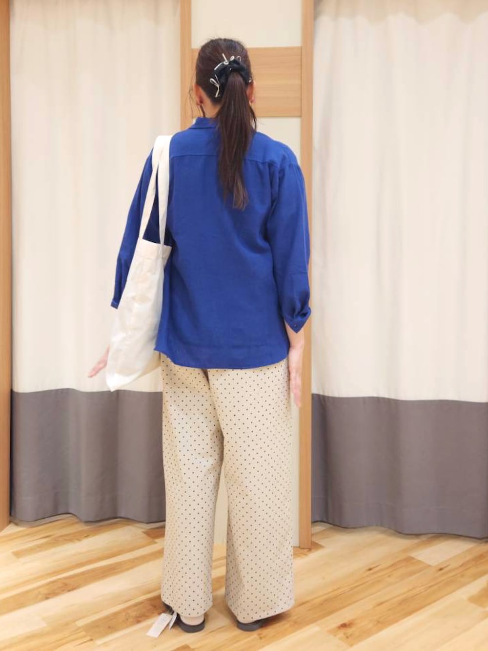 ホワイト系のTシャツ/カットソー、ホワイト系のその他パンツ、ブラウン系のサンダルを着用したレディースの春コーディネートの2枚目の写真