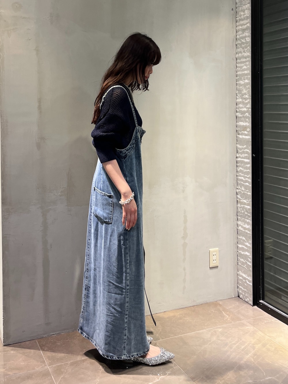 「春コーデ、春服コーデ、春、大人コーデ、おしゃれさんと繋がりたい、オトナカジュアル、着回しコーデ、ジャンスカ、デニム、骨格ストレート、DouDou、大人カジュアル、シンプルコーデ、シンプル、春ニット」｜「DouDouのスパンコールポインテッドバレエ（バレエシューズ、シルバー系）」を使った、mikuさん（レディース・165cm）の春コーディネートの2枚目の写真