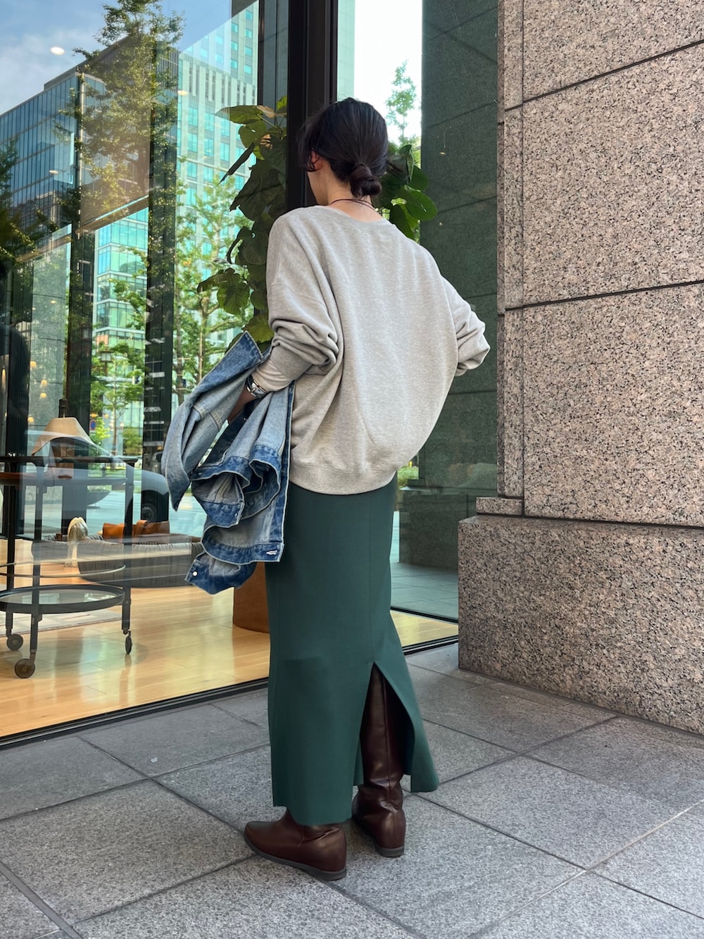 ブルー系のその他アウター、ブラウン系のショルダーバッグ、グリーン系のスカートを着用したレディースの秋コーディネートの4枚目の写真