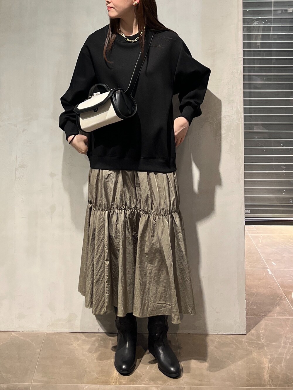 ブラック系のショルダーバッグ、ブルー系のシャツ/ブラウス、ブラック系のワンピースを着用したレディースの冬コーディネートの5枚目の写真