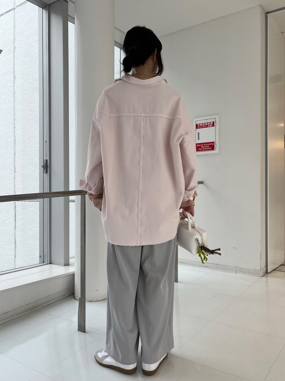 「デニム、スラックス、春カラー、きれいめコーデ、大人可愛い、カジュアルスタイル、パンツスタイル、シンプルコーデ、休日スタイル、オトナカジュアル、ピンク、シャツスタイル、大人カジュアル、骨格ストレート、DouDou」｜「DouDouのダメージデニムシャツ（シャツ/ブラウス、ピンク系）」を使った、mikuさん（レディース・165cm）の冬コーディネートの3枚目の写真