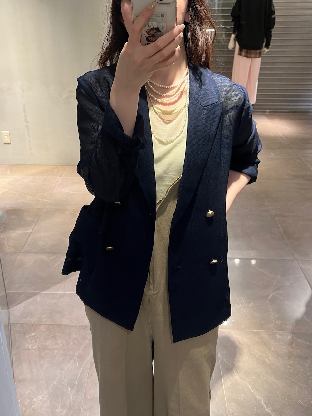 「ジャケット、春コーデ、休日スタイル、お出かけコーデ、オトナ女子、ラクチンコーデ、リラックススタイル、オトナカジュアル、大人カジュアル、シンプルコーデ、シンプル、春色、DouDou、サロペット、骨格ストレート」｜「DouDouのスパンコールポインテッドバレエ（バレエシューズ、シルバー系）」を使った、mikuさん（レディース・165cm）の春コーディネートの2枚目の写真
