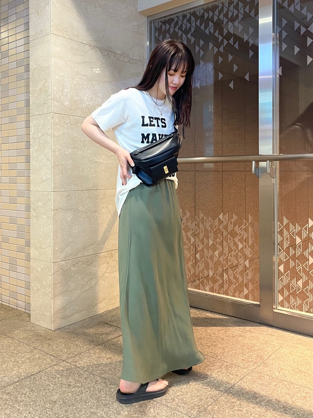 「きれいめカジュアル、キャップ、夏だ！Tシャツ着よう！、夏コーデ、休日スタイル、夏ファッション、シンプルスタイル、サンダル、スカート、ボディバッグ、初夏コーデ、アウトドアスタイル、フェススタイル、高身長コーデ、2023ss」｜「DouDouのトングサンダル（サンダル、ブラック系）」を使った、mikuさん（レディース・165cm）の夏コーディネートの3枚目の写真