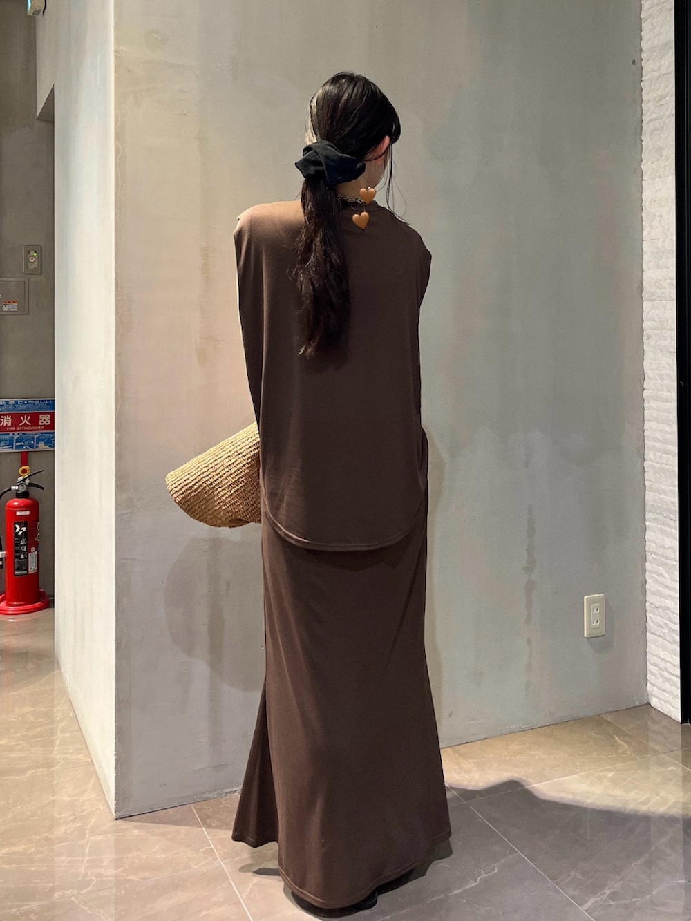 ブラウン系のスカート、ブラウン系のTシャツ/カットソーを着用したレディースの春コーディネートの2枚目の写真