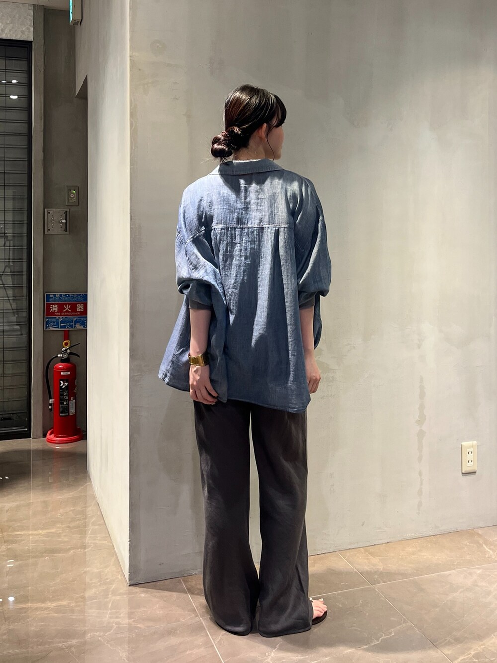 ブルー系のシャツ/ブラウス、グレー系のその他パンツ、ホワイト系のシャツ/ブラウスを着用したレディースの夏コーディネートの2枚目の写真