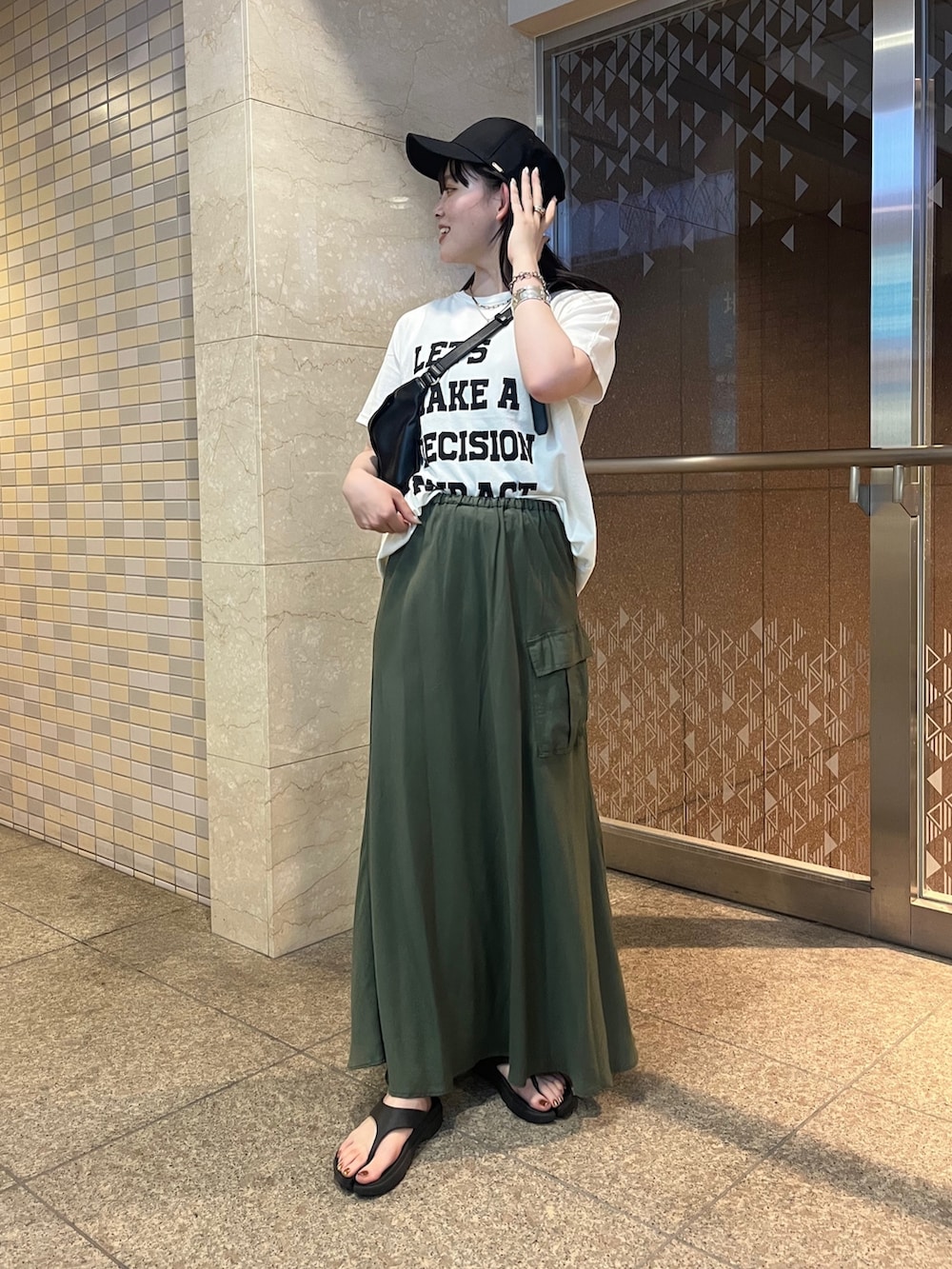 「きれいめカジュアル、キャップ、夏だ！Tシャツ着よう！、夏コーデ、休日スタイル、夏ファッション、シンプルスタイル、サンダル、スカート、ボディバッグ、初夏コーデ、アウトドアスタイル、フェススタイル、高身長コーデ、2023ss」｜「DouDouのトングサンダル（サンダル、ブラック系）」を使った、mikuさん（レディース・165cm）の夏コーディネートの2枚目の写真