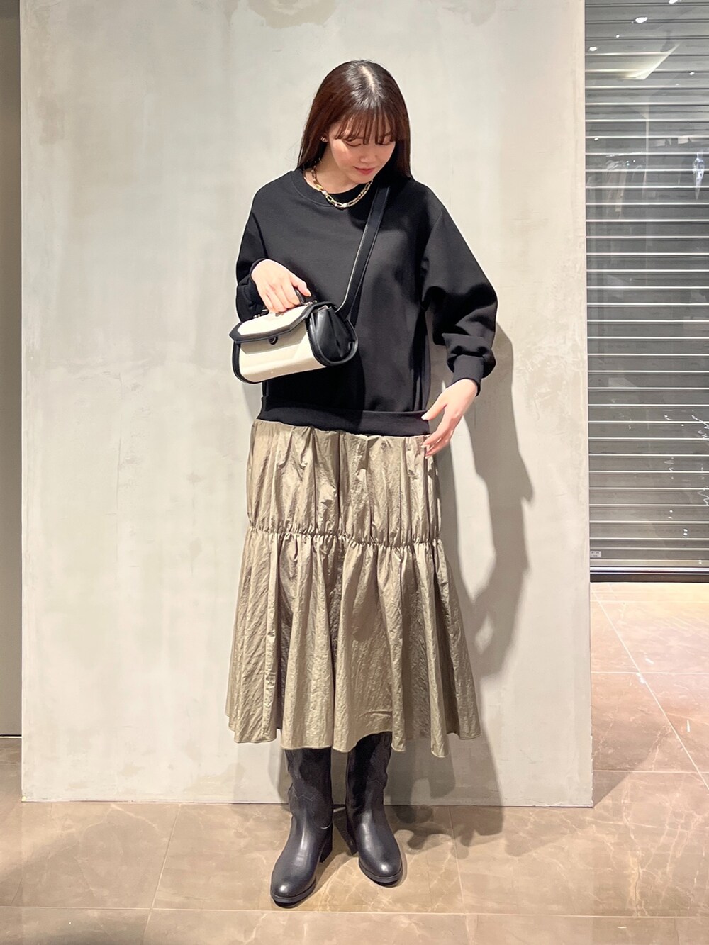 ブラック系のショルダーバッグ、ブルー系のシャツ/ブラウス、ブラック系のワンピースを着用したレディースの冬コーディネートの2枚目の写真