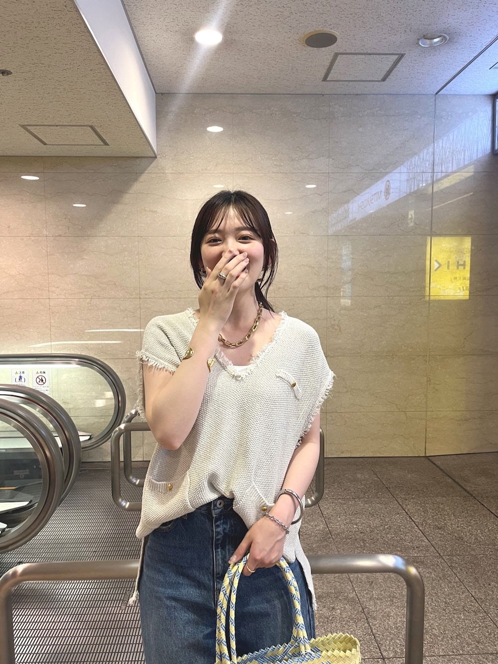 「夏コーデ、大人カジュアル、お出かけコーデ、今日のコーデ、楽チンコーデ、ゆるコーデ、着回しコーデ、大人女子、きれいめカジュアル、DouDou、ドゥドゥ(DouDou)、2023ss、高身長女子、ベスト、デニム」｜「DouDouの【atelier brugge／アトリエブルージュ】マルシェバッグ（かごバッグ、イエロー系）」を使った、mikuさん（レディース・165cm）の夏コーディネートの4枚目の写真