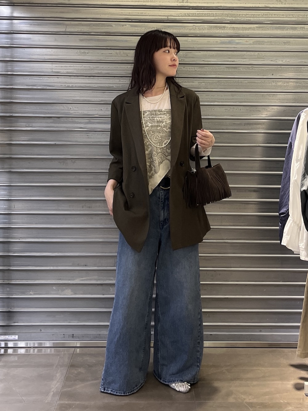 その他のその他シューズ、ブルー系のデニムパンツ、ブラウン系のテーラードジャケットを着用したレディースの秋コーディネートの3枚目の写真