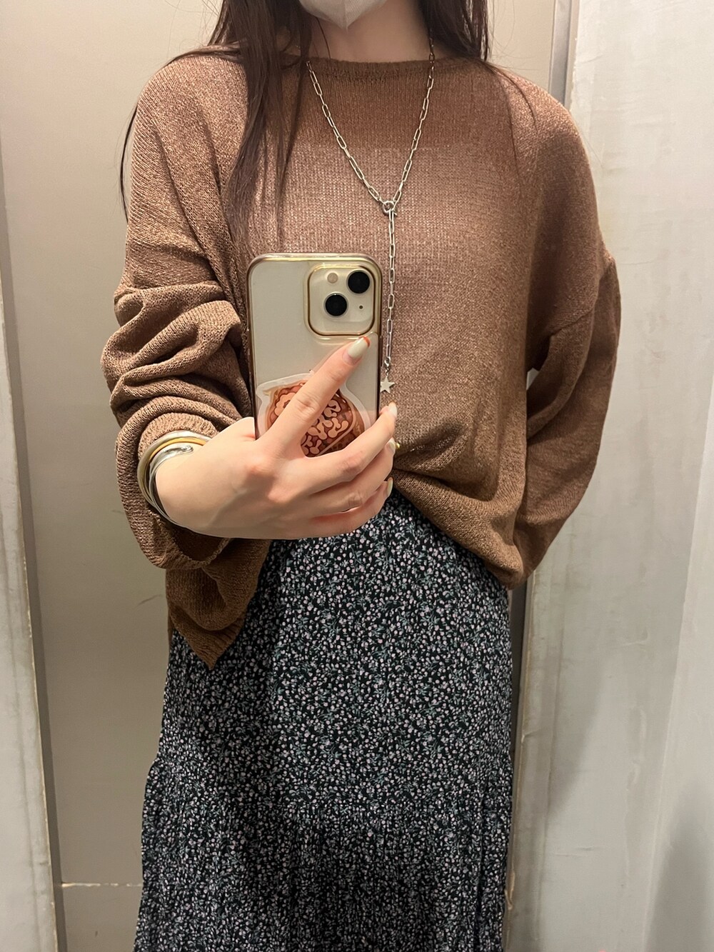 ブラウン系のニット/セーター、ピンク系のスカート、ベージュ系のかごバッグを着用したレディースの夏コーディネートの5枚目の写真