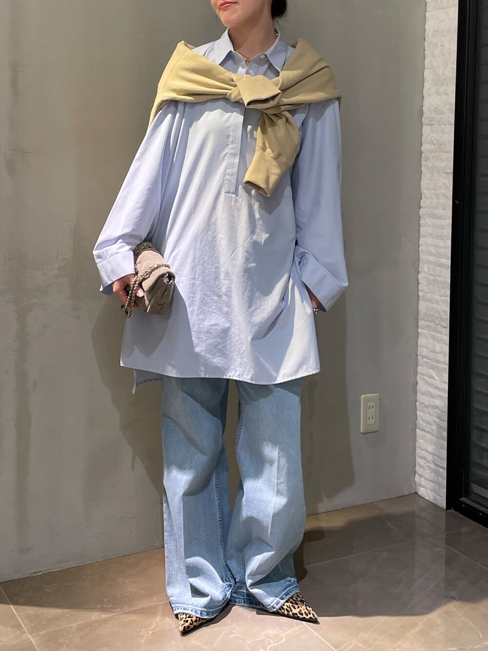ベージュ系のスウェット、ブルー系のシャツ/ブラウス、ブルー系のデニムパンツを着用したレディースの冬コーディネートの3枚目の写真