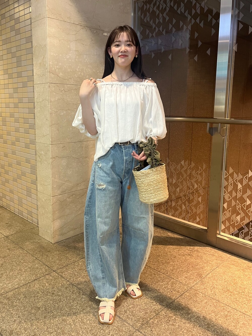 ホワイト系のシャツ/ブラウス、ブルー系のデニムパンツ、ベージュ系のショルダーバッグを着用したレディースの春コーディネートの5枚目の写真