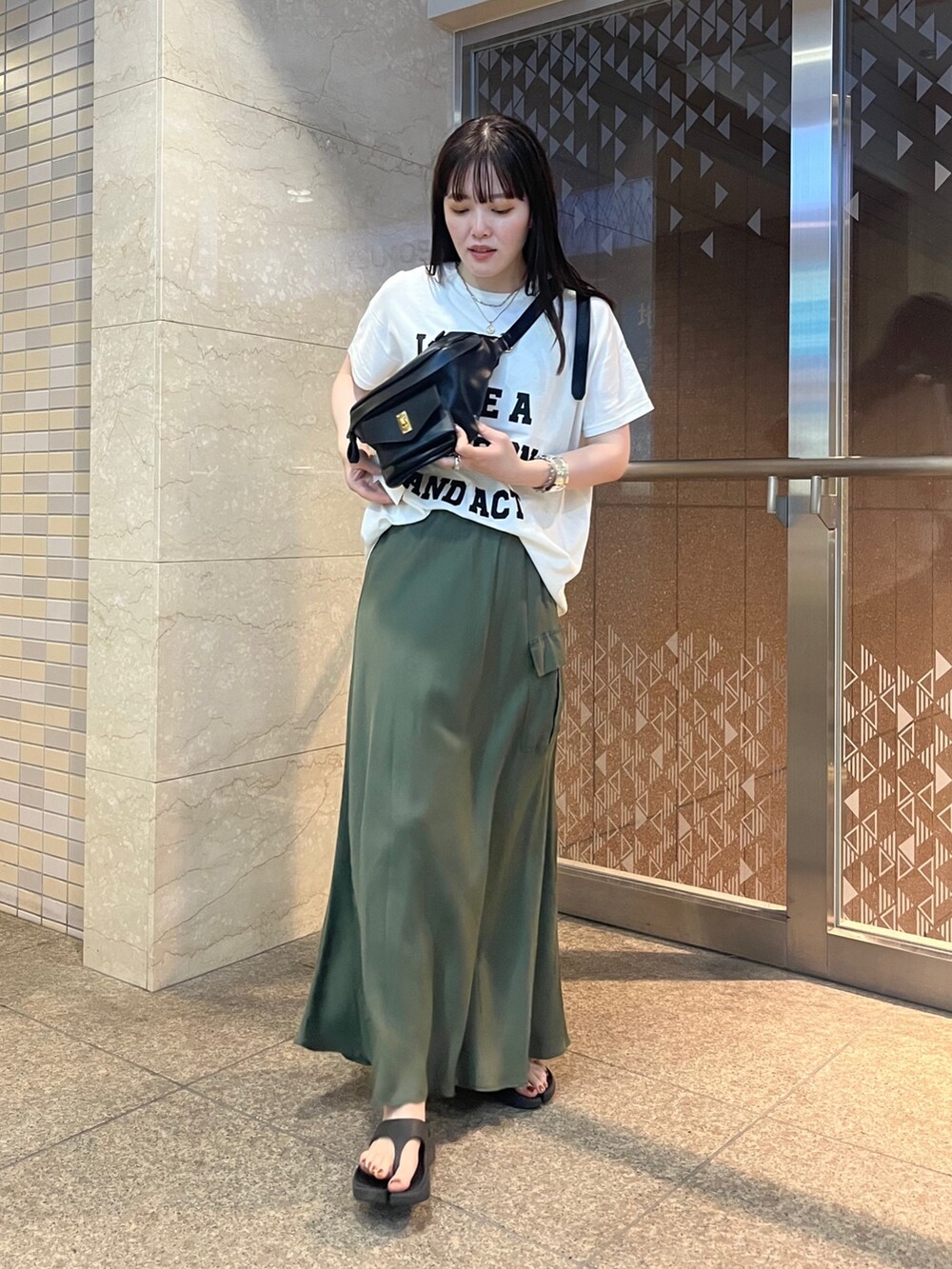 「きれいめカジュアル、キャップ、夏だ！Tシャツ着よう！、夏コーデ、休日スタイル、夏ファッション、シンプルスタイル、サンダル、スカート、ボディバッグ、初夏コーデ、アウトドアスタイル、フェススタイル、高身長コーデ、2023ss」｜「DouDouのトングサンダル（サンダル、ブラック系）」を使った、mikuさん（レディース・165cm）の夏コーディネートの5枚目の写真