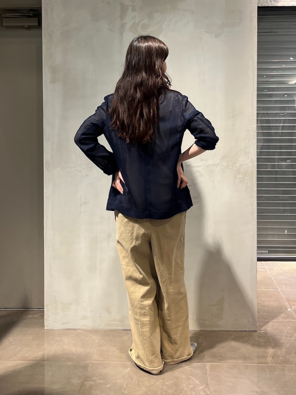 「ジャケット、春コーデ、休日スタイル、お出かけコーデ、オトナ女子、ラクチンコーデ、リラックススタイル、オトナカジュアル、大人カジュアル、シンプルコーデ、シンプル、春色、DouDou、サロペット、骨格ストレート」｜「DouDouのスパンコールポインテッドバレエ（バレエシューズ、シルバー系）」を使った、mikuさん（レディース・165cm）の春コーディネートの3枚目の写真