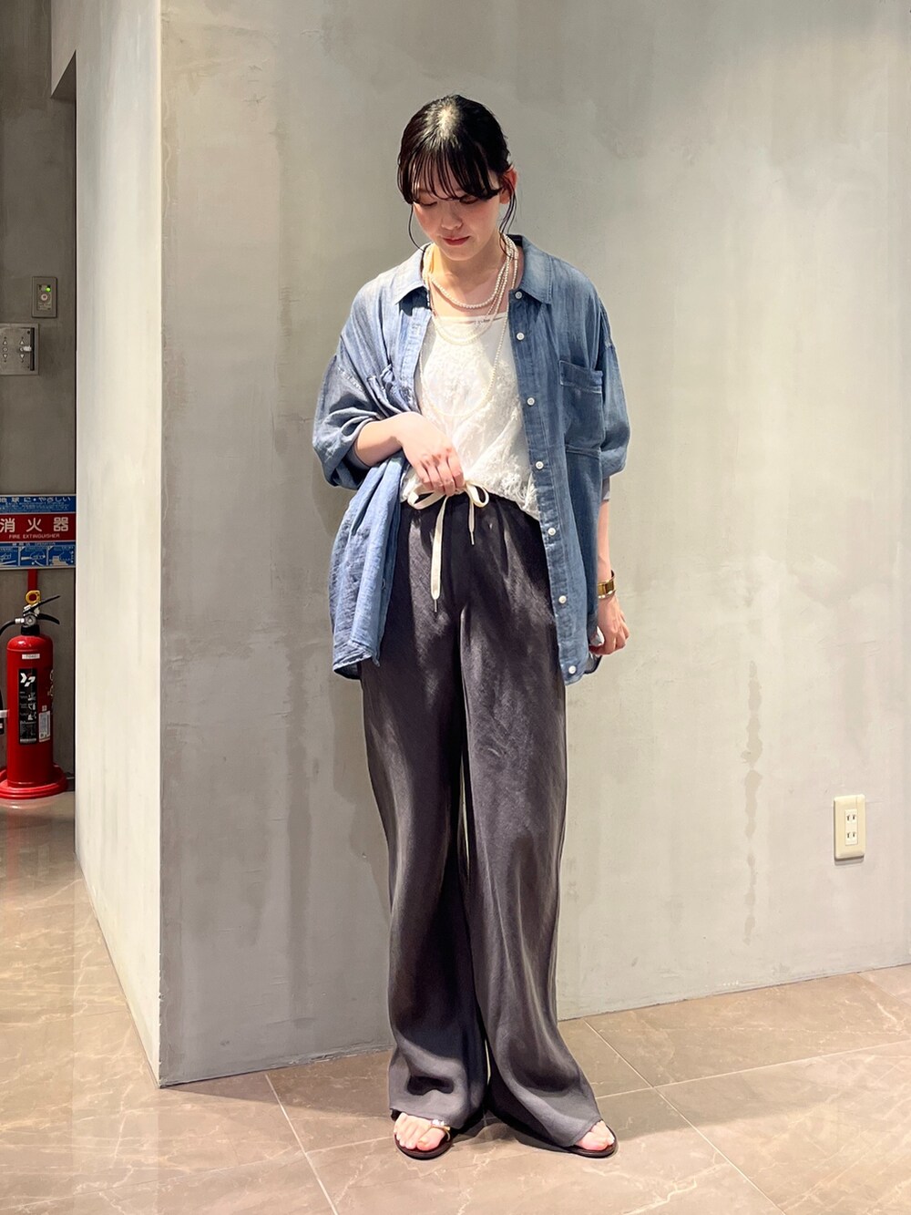 ブルー系のシャツ/ブラウス、グレー系のその他パンツ、ホワイト系のシャツ/ブラウスを着用したレディースの夏コーディネートの4枚目の写真